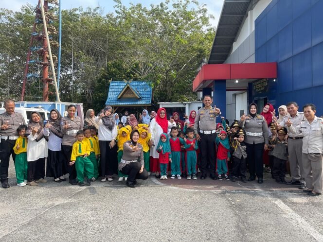 
					Tanamkan Keselamatan Sejak Dini, Polantas Karib Kenalkan Rambu Lalu Lintas dan Green Policing kepada Anak TK