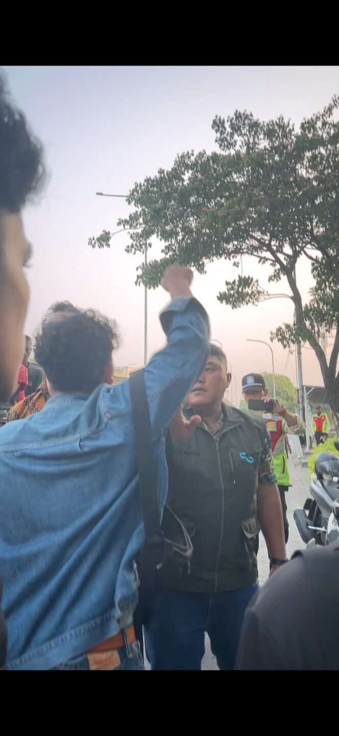 
					Unjuk Rasa di PT Golden Eagle Energy TBK Ricuh, Massa Mengaku Diusir Pihak Perusahaan dan Dilarang Demo