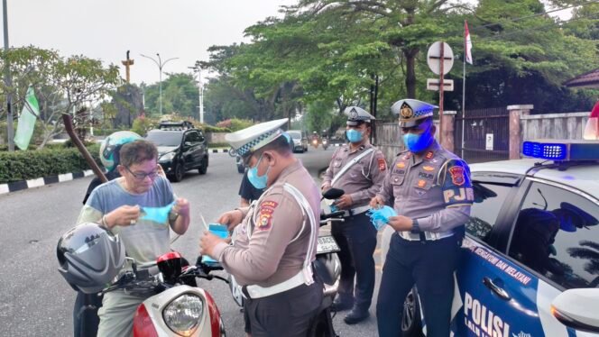 
					Kabut Asap Menyelimuti Pekanbaru, Polantas Bagikan 250 Masker kepada Pengguna Jalan