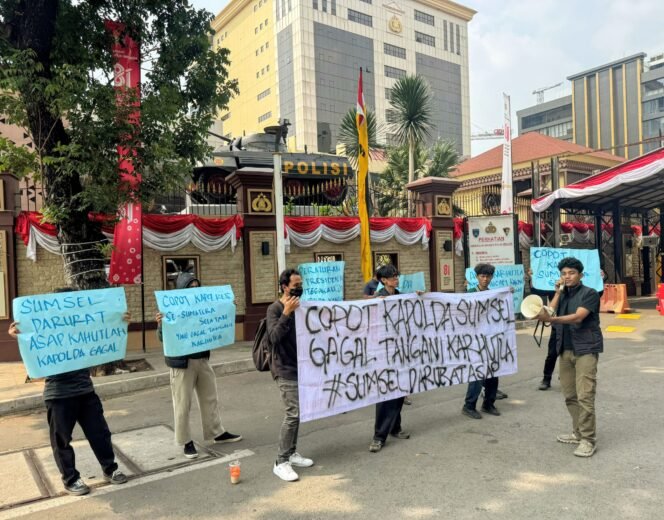 
					Puluhan Mahasiswa SMSJ Geruduk Mabes Polri, Desak Kapolri Copot Kapolda Sumsel: “Kalau Gagal, Jangan Dipertahankan!”