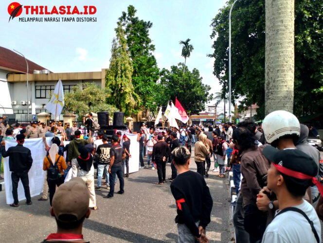 
					Demo di Polda Riau, LSM AMATIR Desak Pengusutan Tuntas Dugaan Pungli Camat Bonai-Kades Sontang