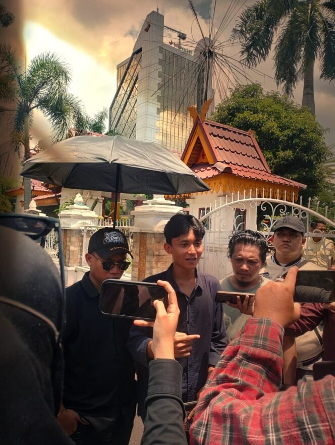 
					Aktivis Riau Cep Permana Galih Kecam Keras Pemasangan Spanduk yang Viral di Fly Over Pekanbaru, Desak Polda Riau Ungkap Otak Pelaku