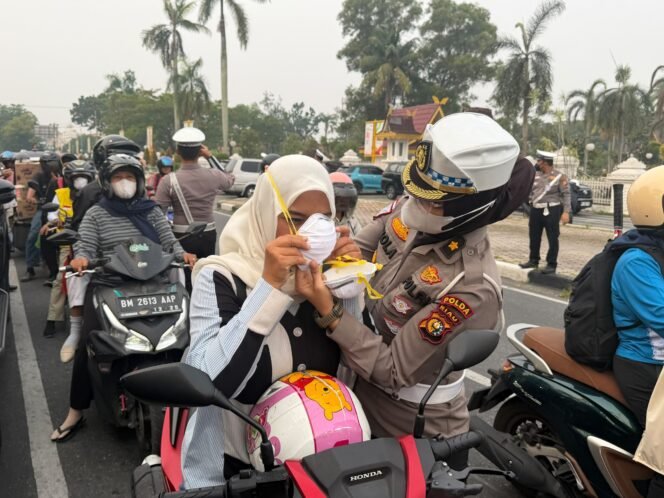 
					Di Tengah Kabut Asap, Ditlantas Polda Riau Bagikan 1.000 Masker dan Edukasi Green Policing