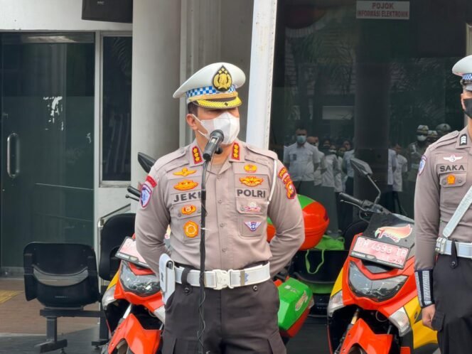 
					Pagi ini, Dirlantas Polda Riau Berikan Penghargaan kepada 13 Personel Ditlantas Polda Riau yang Berprestasi