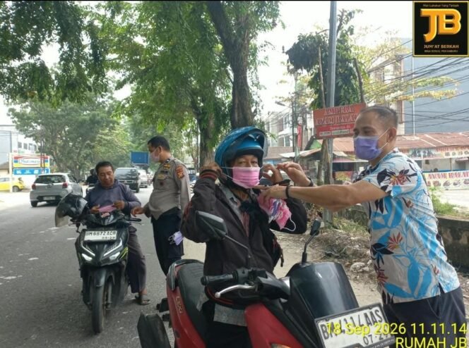 
					Polsek Payung Sekaki dan Rumah JB Bergerak di Tengah Asap Karhutla, Bagikan Masker kepada Masyarakat Pekanbaru
