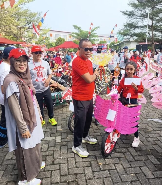 
					Semarak HUT RI ke-81, Polsek Payung Sekaki Ikut Gerak Jalan Santai Bersama Masyarakat
