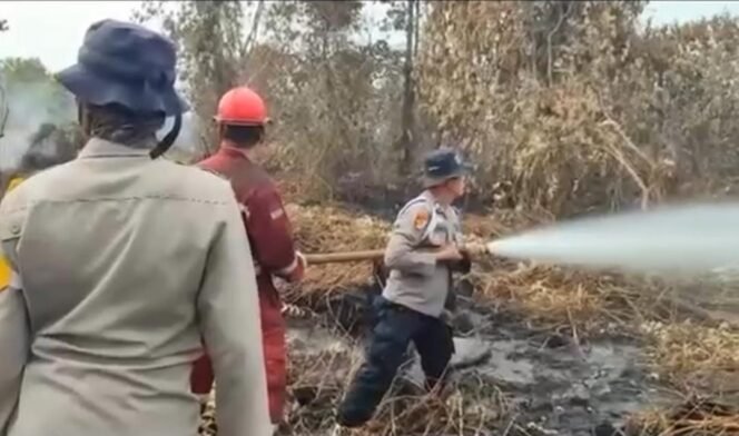 
					Jibaku Padamkan Karhutla, Kapolsek Payung Sekaki Rafidin L. Gaol: “Kalau Tidak Padam, Tidak Pulang!”