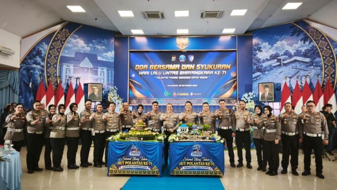 
					HUT Lalu Lintas ke-71 di Polda Riau, Polantas Perkuat Pengabdian untuk Keselamatan dan Kelestarian Lingkungan