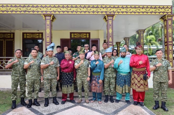 
					Pangdam XIX/Tuanku Tambusai Pimpin Anjangsana HUT ke-81 TNI, Perkuat Harmoni Lintas Agama dan Adat di Riau