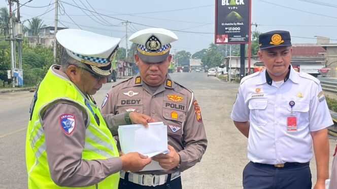 
Pastikan Keselamatan Pengguna Jalan, Ditlantas Polda Riau Survei Kelayakan Jalan di Rengat