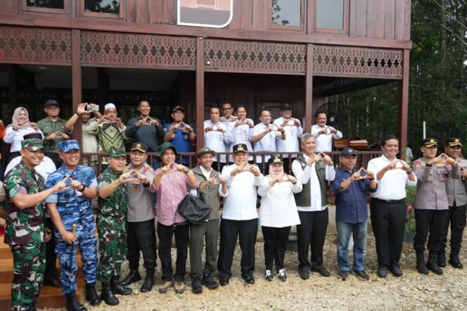
Kapolda Riau Bersama Pangdam XIX dan Menteri Kehutanan Bahas Restorasi Gambut dan Cegah Karhutla di Rumah Runding Kabupaten Bengkalis 