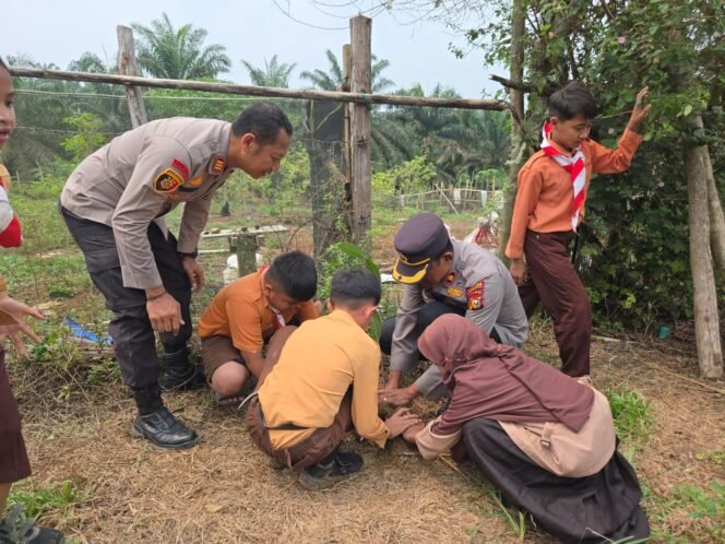 
Cinta Alam Sejak Dini — Polsek Tapung Tanam Pohon Bersama Siswa & Warga Desa Petapahan