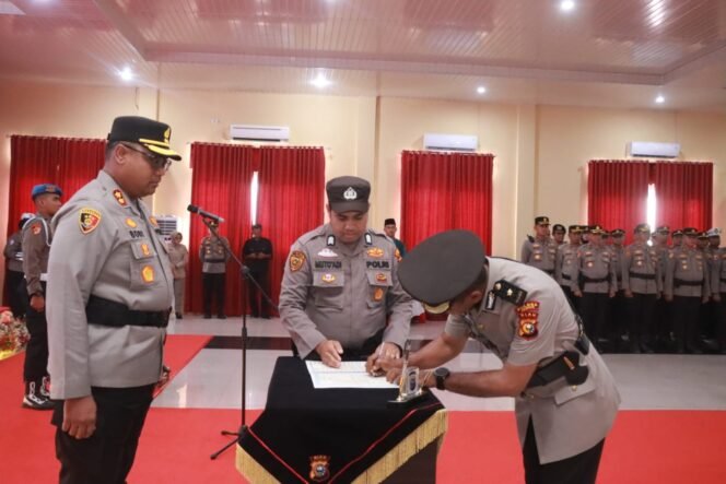 
Kapolres Kampar Pimpin Sertijab Kapolsek Kampar Kiri Kompol Rusyandi Z. Siregar, S.Sos., M.H di Gantikan Kompol Nurman S.H., M.H.   