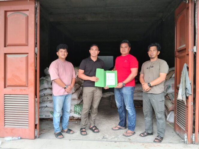 
Deninteldam XIX/TT Bongkar Dugaan Penimbunan Pupuk Bermasalah di Riau, 69,2 Ton Diamankan