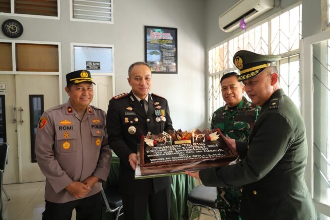 
Hangatkan Kebersamaan, Kapolresta Pekanbaru Sambangi Denpom 1/3 dan Kodim 0301 di HUT ke-81 TNI