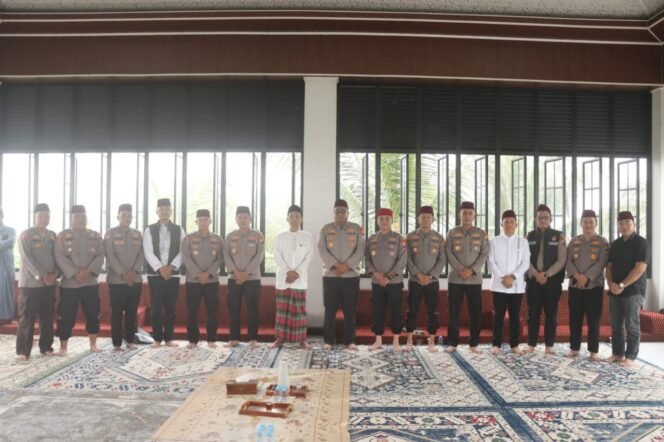 
Polri & Masyarakat Bersama di Masjid: Kajian Subuh Ustadz Abdul Somad Dipenuhi Kehangatan