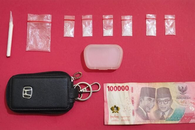 
Polsek Bonai Darussalam Tangkap Pengedar Narkotika, Enam Paket Sabu Seberat 1,50 Gram Siap Edar Disita