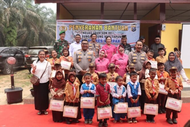 
Kapolres Kampar Tinjau Kelas Jauh SDN 007 Sungai Agung, Serahkan Bantuan dan Dukung Renovasi Sekolah