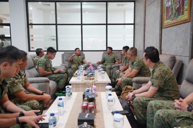 
Pangdam XIX/Tuanku Tambusai Sambut Delegasi Singapore Army, Perkuat Hubungan Militer Kedua Negara