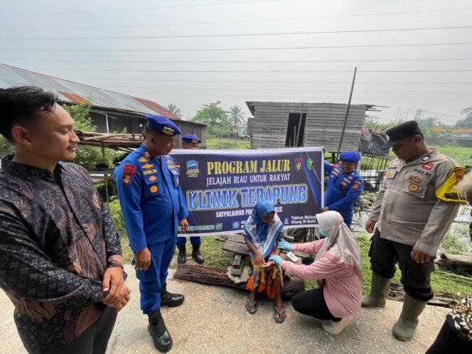 
Program JALUR, Satpolairud Polres Bengkalis Sambangi Warga Bantaran Sungai hingga Gelar Klinik Terapung