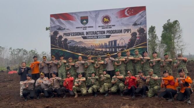 
Perkuat Kerja Sama Militer, Pangdam XIX/Tuanku Tambusai dan Delegasi Singapore Army Tinjau Kesiapan Karhutla