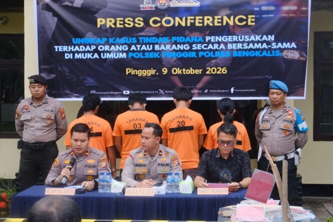 
Polsek Pinggir Gelar Press Release Pengungkapan Kasus Perusakan di PT Adei, Empat Terduga Pelaku Diamankan