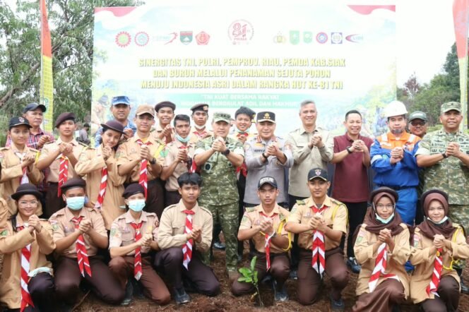 
Pangdam XIX/Tuanku Tambusai dan Kabaharkam Polri Tanam 20.000 Pohon di Siak, Dukung Indonesia Asri