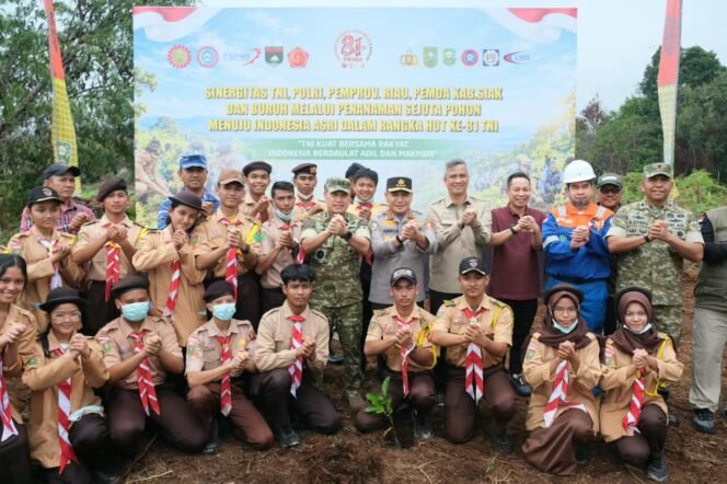 
TNI-Polri Bersama Buruh Tanam 20 Ribu Pohon di Siak, Kabaharkam Tekankan Polisi Bersama Masyarakat