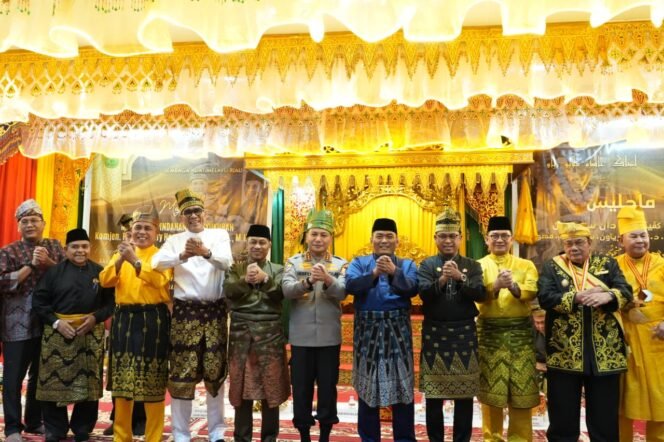 
Panglima Besar Hulubalang LAMR Hadiri Pelepasan Komjen Herry Heryawan, Apresiasi Pelestarian Budaya Melayu dan Green Policing