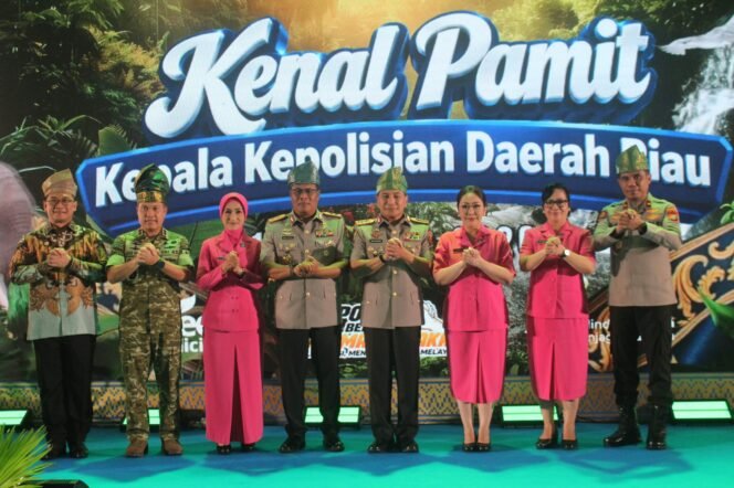 
Pangdam XIX/Tuanku Tambusai Hadiri Kenal Pamit Kapolda Riau, Perkuat Sinergi TNI-Polri