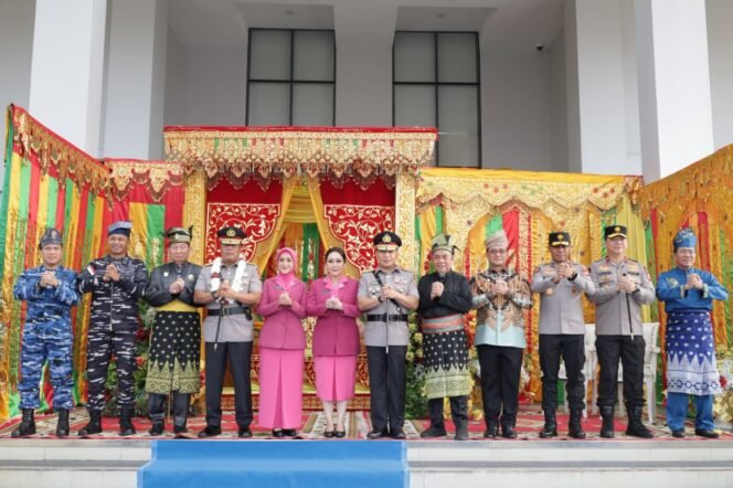 
Kental Nuansa Melayu, Kapolda Riau Irjen Pol Arman Achdiat Awali Tugas dengan Tepuk Tepung Tawar