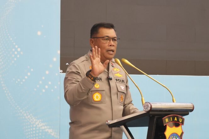 
Kapolda Riau Tegaskan Polisi Tak Boleh Tunggu Viral, Pelayanan Publik dan Integritas Jadi Prioritas
