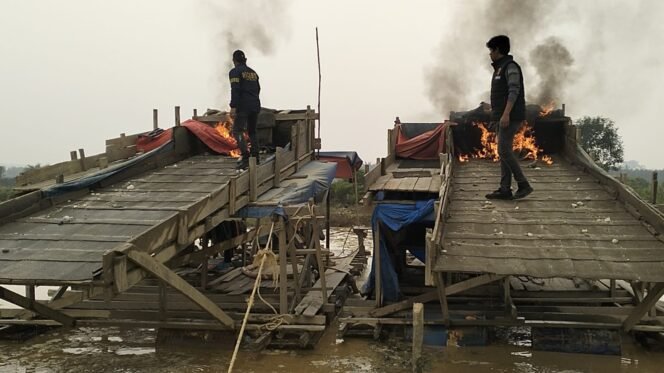 
Polsek Singingi Tindak Empat Rakit PETI di Desa Kebun Lado, Seluruhnya Dibakar