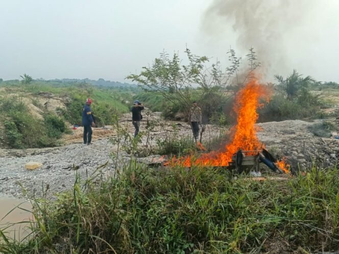 
Polres Kuansing Tindak PETI di Dua Lokasi, 5 Mesin Robin Dimusnahkan dan 2 Unit Diamankan