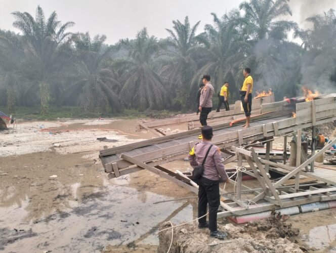 
Polsek Singingi Tertibkan Dua Rakit PETI di Desa Sungai Bawang