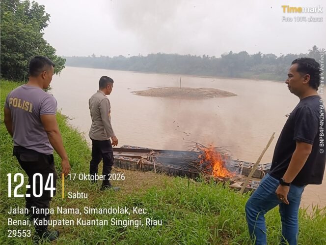 
Polres Kuantan Singingi Tertibkan 3 Rakit Peti di Dua titik Lokasi
