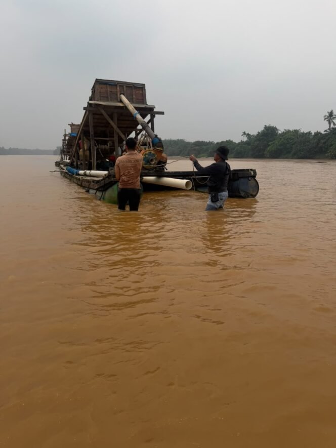 
Polsek Cerenti Tertibkan Aktivitas PETI di Sungai Batang Kuantan, Dua Rakit Dimusnahkan