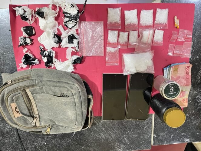
Polsek Kepenuhan Tangkap Pengedar Sabu, 85,71 Gram Narkotika Disita