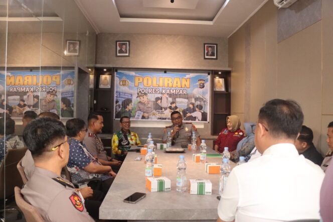 
Kapolres Kampar Gelar Pertemuan Koordinasi Bersama Disperinaker Kab. Kampar Terkait Program Polisi Peduli Pengangguran (POLIRAN)