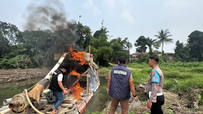 
Polres Kuansing Tindak 10 Rakit PETI di Empat Lokasi