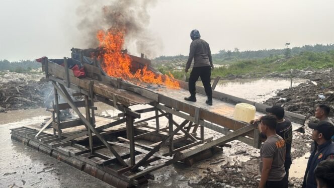 
Polsek Singingi Hilir Tertibkan Aktivitas PETI di Desa Petai, Empat Rakit Dompeng Dimusnahkan