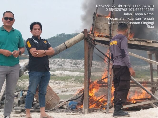 
Polsek Kuantan Tengah Tertibkan PETI di Titian Modang Kopah, Satu Unit Dompeng Dimusnahkan