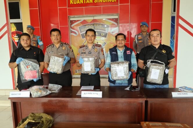 
Polres Kuansing Ungkap Kasus BBM Bersubsidi dan Ganja, Empat Tersangka Diproses Hukum
