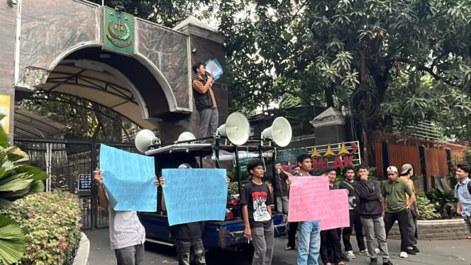 
Gelar Aksi di Kejagung RI, Aliansi BEM Riau Bersatu desak usut Tuntas Mangkraknya RSUD Rokan Hulu: Anggaran Lama Rp.83,9 Miliar, Rencana Lanjutan Tembus Rp. 146,1 Miliar