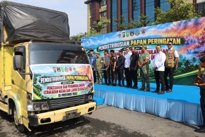 
					Cegah Karhutla Berulang, Pangdam XIX/Tuanku Tambusai Bersama Forkopimda Riau Distribusikan 260 Papan Peringatan
