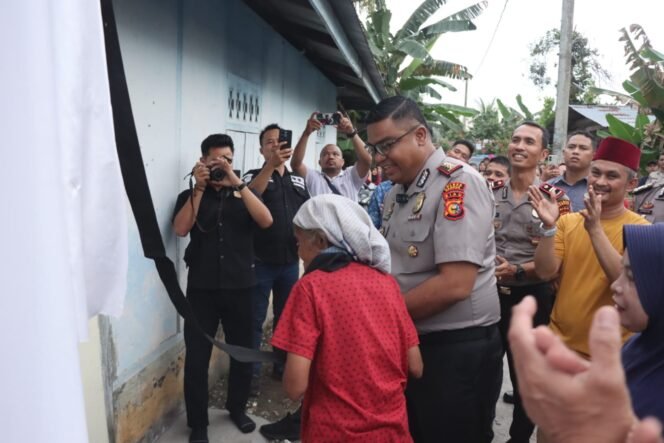 
					Sentuhan Hati Polisi Bersama Masyarakat, Kapolres Kampar Serahkan Rumah Layak Huni untuk Ibu Suraya Lansia 73 Tahun