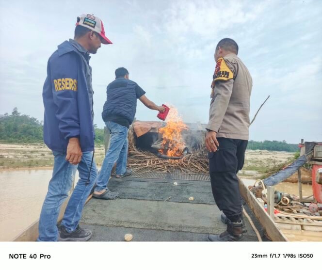 
					Polsek Kuantan Mudik Tertibkan Aktivitas PETI di Tebarau Panjang, Lima Rakit Dompeng Dimusnahkan