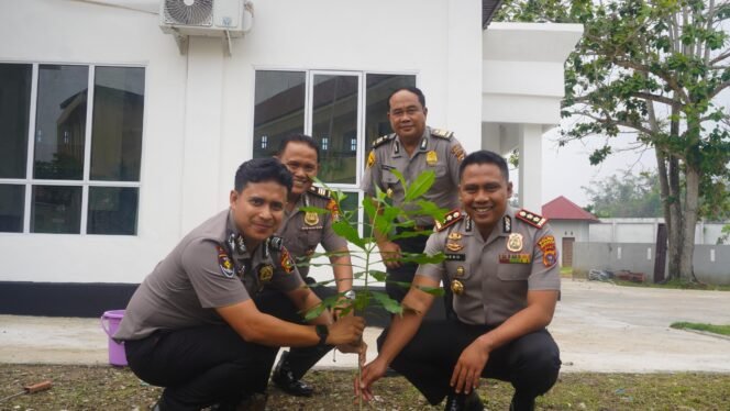 
					Dukung Program Green Policing Kapolda Riau, Polres Bengkalis Ajak Masyarakat Peduli Lingkungan dan Tanam Pohon