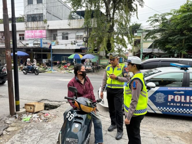 
					Hari Keenam Ops Patuh Lancang Kuning 2026, Satgas Preventif Ditlantas Polda Riau Gencarkan Edukasi Humanis di Pasar Sail