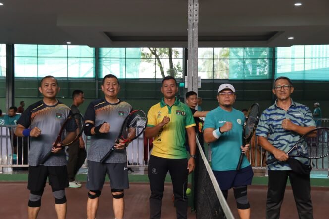 
					Pangdam XIX/Tuanku Tambusai Perkuat Silaturahmi dan Sportivitas Lewat Pertandingan Tenis Persahabatan